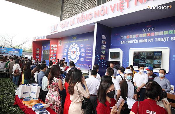 Gian hàng trưng bày của Đài tiếng nói Việt Nam và Đài truyền hình kỹ thuật số VTC tại Hội báo toàn quốc 2022