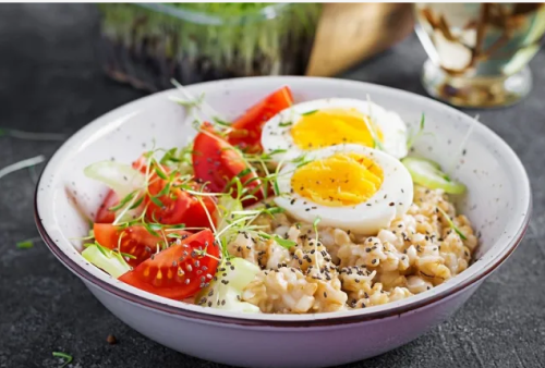 Bạn có thể thêm trứng vào bát bột yến mạch buổi sáng để tăng cường chất dinh dưỡng