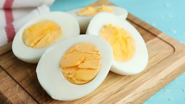Trứng là một trong những thực phẩm tốt mà người bị rụng tóc nên ăn