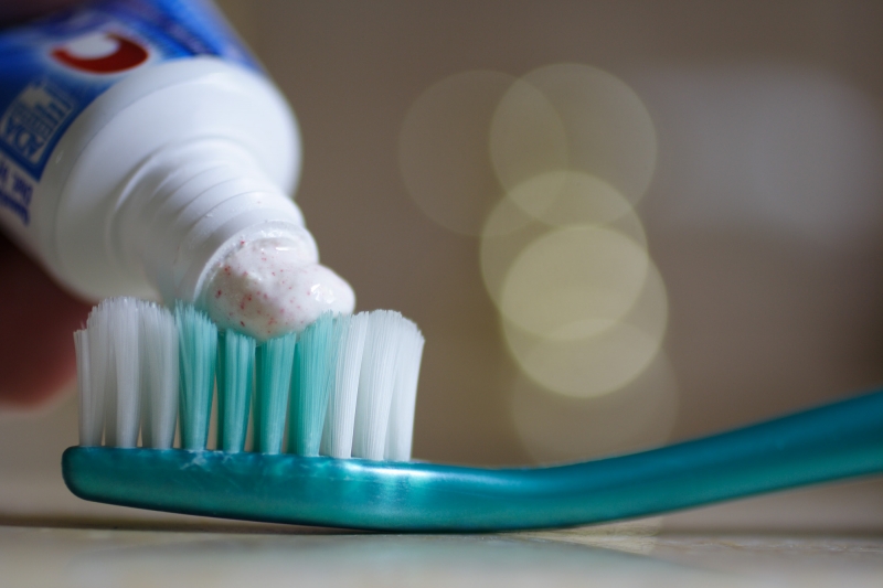 Hạn chế dùng kem đánh răng có tính mài mòn cao với mục đích làm trắng răng