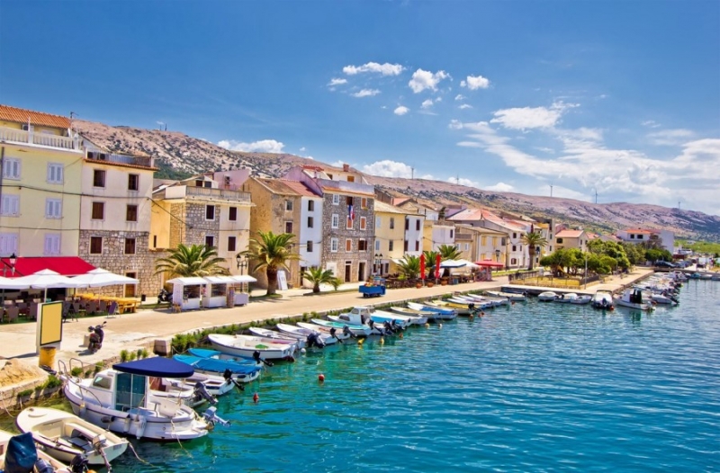 Đảo Pag cũng là địa điểm thu hút khách du lịch khi đến thành phố biển xinh đẹp Zadar