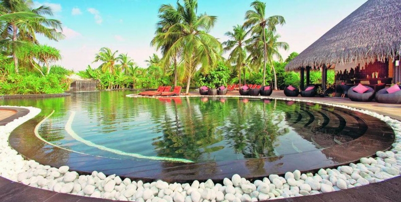 Du khách có thể thư giãn bằng dịch vụ spa, bể bơi tại The Sun Siyam Iru Fushi