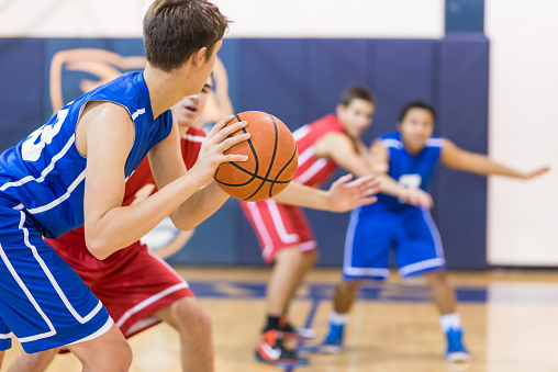 Thanh thiếu niên ở tuổi dạy thì hoặc người chơi thể thao có tuyến mồ hôi hoạt động mạnh