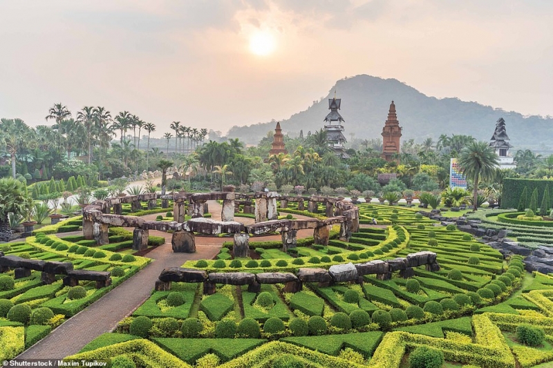 Vườn nhiệt đới Nong Nooch, Thái Lan: là công viên thực vật nhiệt đới được xếp vào hạng lớn nhất khu vực Đông Nam Á, với tổng diện tích khoảng gần 300 ha, nằm trong một thung lũng bao quanh bởi những dãy núi thấp. Hơn 20.000 loài thực vật và hoa vùng nhiệt đới từ khắp mọi nơi quy tụ tại đây được chia thành từng chủ đề riêng.