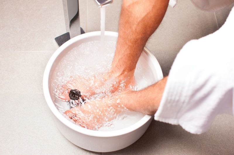 Bạn có thể ngâm chân nước mát để giảm triệu chứng nóng rát bàn chân