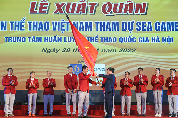 Phó Thủ tướng thường trực Chính phủ Phạm Bình Minh đã trao Quốc kỳ Việt Nam cho Trưởng đoàn Trần Đức Phấn của đoàn TTVN trước khi lên đường làm nhiệm vụ - Ảnh: bvhtdtt