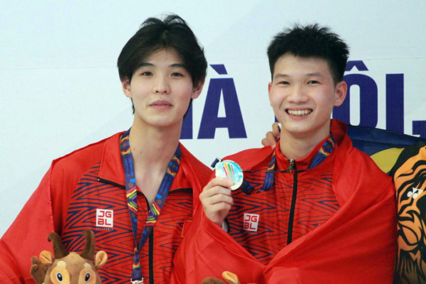 Hai vận động viên Việt Nam giành huy chương bạc nội dung nhảy cầu đồng đội nam - Ảnh: ANTĐ
