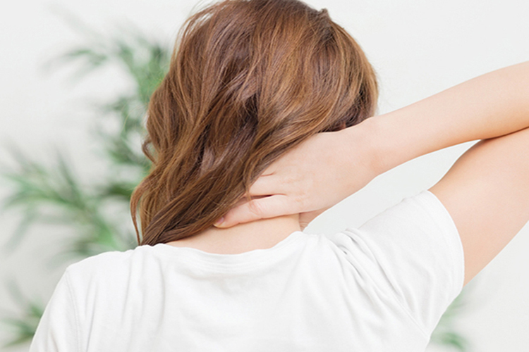 Thoát vị đĩa đệm cổ thường gây ra đau cứng cổ, vai gáy
