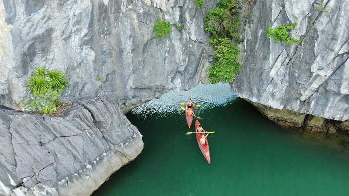 Chèo Kayak là trải nghiệm hấp dẫn trong hành trình khám phá, du lịch Cát Bà Hải Phòng