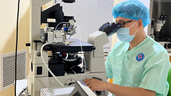 Chuyên viên phôi học soi tìm tinh trùng tại IVF Hùng Vương - Ảnh:BVCC
