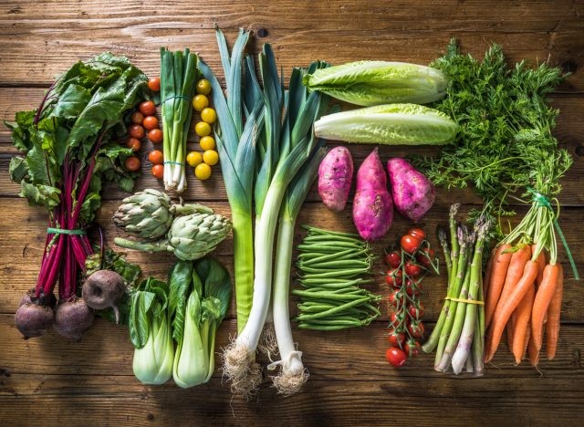 Bạn nên bổ sung thêm đa dạng các loại rau củ quả vào chế độ ăn uống