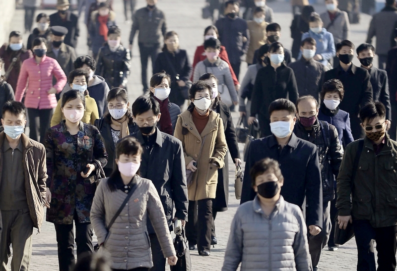 Người dân đeo khẩu trang đi bộ đi làm trong bối cảnh lo ngại về dịch bệnh COVID-19 ở Bình Nhưỡng, Triều Tiên vào tháng 3/2020. Ảnh: Reuters