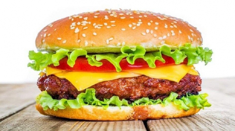 Hamburger chứa rất nhiều calo, làm tăng nguy cơ béo phì - Ảnh: bloganchoi
