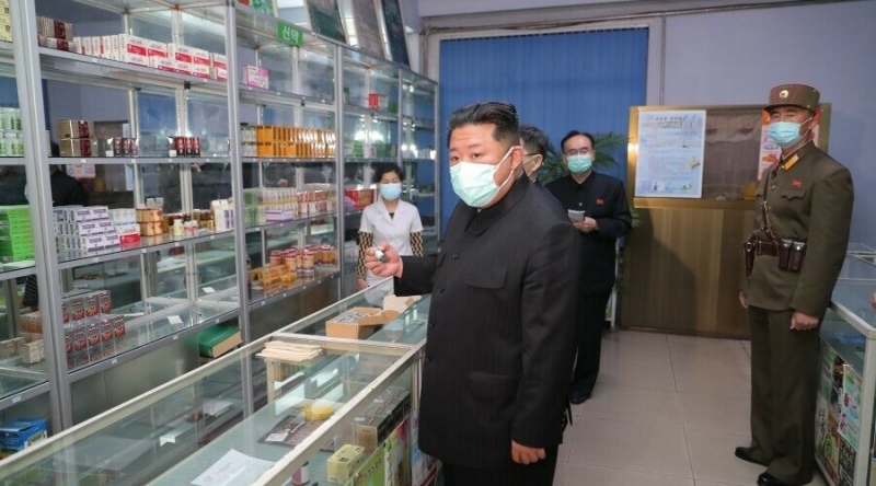Chủ tịch Triều Tiên Kim Jong-un thị sát tình hình hoạt động của một cửa hàng thuốc tại Bình Nhưỡng - Ảnh: Rodong Sinmun