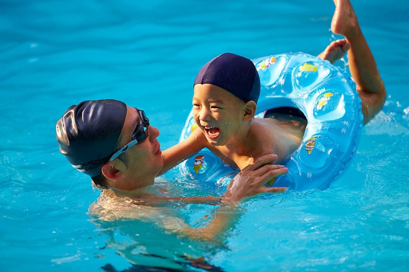 Cho con học bơi với huấn luyện viên có chuyên môn, giàu kinh nghiệm