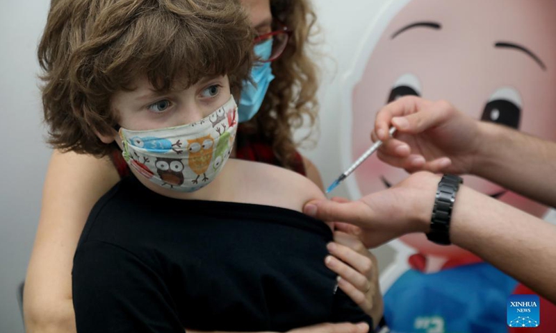 Tiêm vaccine COVID-19 cho trẻ em ở Tel Aviv, Israel vào ngày 25/11/2021 - Ảnh: Xinhua
