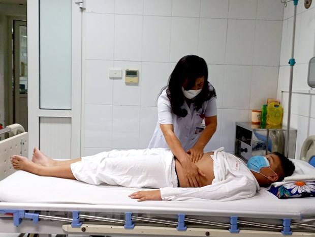 Tiến sỹ Nguyễn Việt Hoa khám cho bệnh nhi N.Q.H 