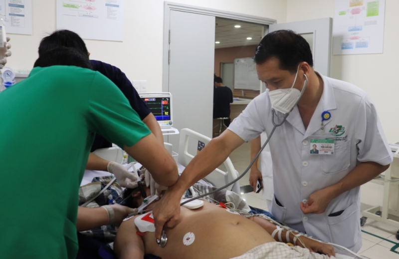 Các bác sỹ Bệnh viện Quân y 175 cấp cứu bệnh nhân từ Trường Sa - Ảnh: VnExpress