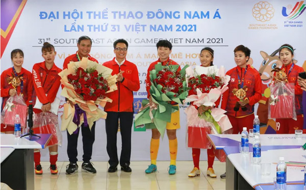 Trực tiếp theo dõi trận chung kết trên sân Cẩm Phả, Phó Thủ tướng Vũ Đức Đam đã khen ngợi, biểu dương tinh thần thi đấu và thành công của ĐT nữ Việt Nam - Ảnh: VFF