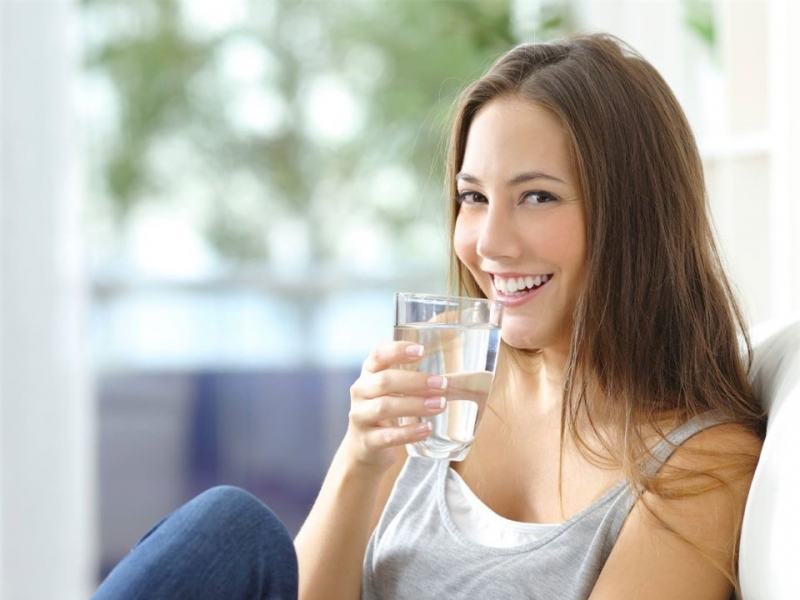 Chỉ đơn giản là uống đủ lượng nước mỗi ngày cũng giúp hạn chế ảnh hưởng xấu của điều hòa đối với làn da