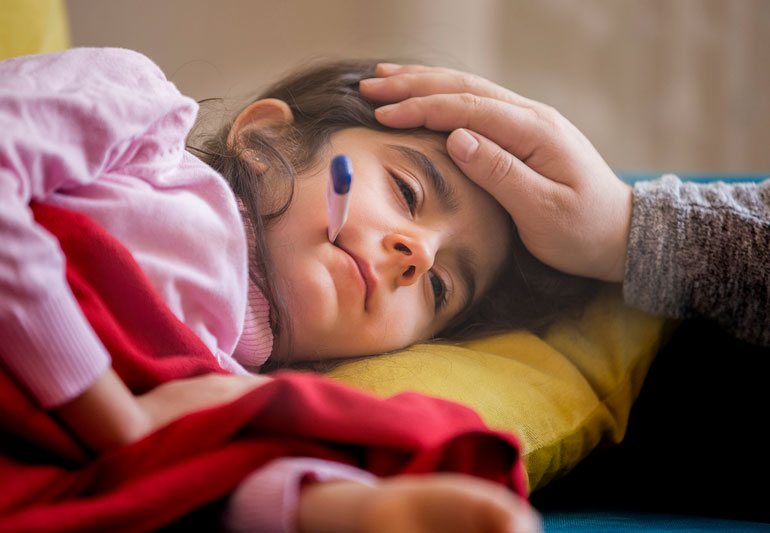 Trẻ bị viêm phế quản có triệu chứng như ho, sốt nhẹ