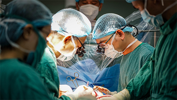 Đội ngũ bác sỹ khoa Phẫu thuật tim mạch, Bệnh viện Hữu nghị Đa khoa Nghệ An đã thực hiện ca phẫu- Ảnh: Nhật Huy