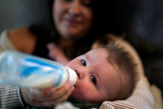 Tình trạng thiếu hụt sữa công thức trầm trọng khiến các bậc cha mẹ trên khắp nước Mỹ lo lắng vì không đủ sữa cho con - Ảnh: AP