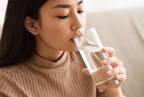 Uống một cốc nước trước khi bắt đầu bữa ăn cũng giúp hệ tiêu hóa làm việc tốt hơn