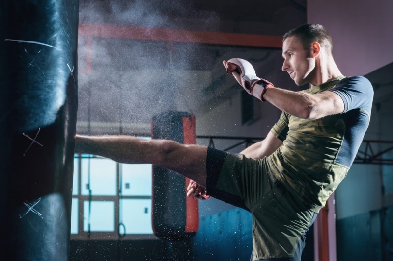 Tập kickboxing giúp cơ bắp thêm bền bỉ, dẻo dai
