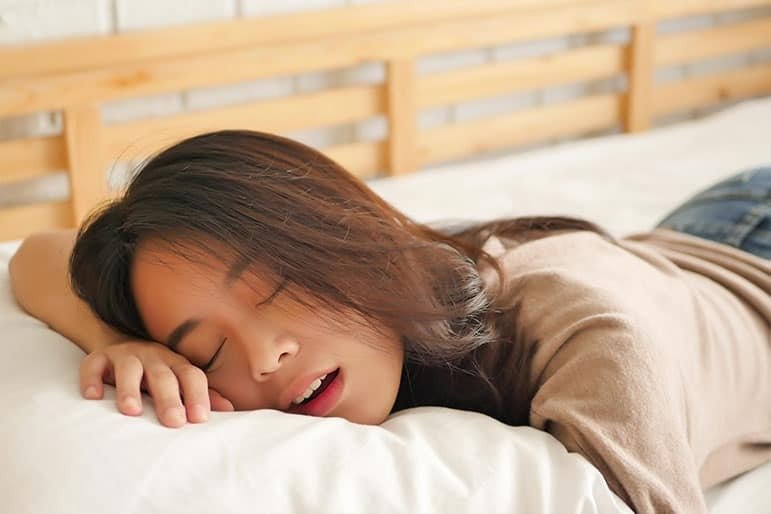 Mở miệng khi ngủ khiến miệng khô và dễ xuất hiện mùi hôi khi thức dậy