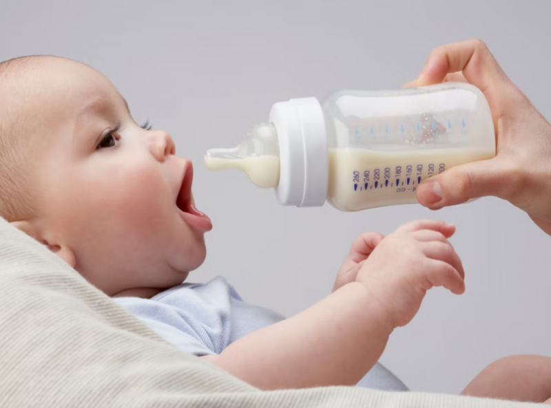 Sữa mẹ chứa hơn 80% là nước, đặc biệt là sữa đầu dòng (sữa đầu mỗi cữ bú)