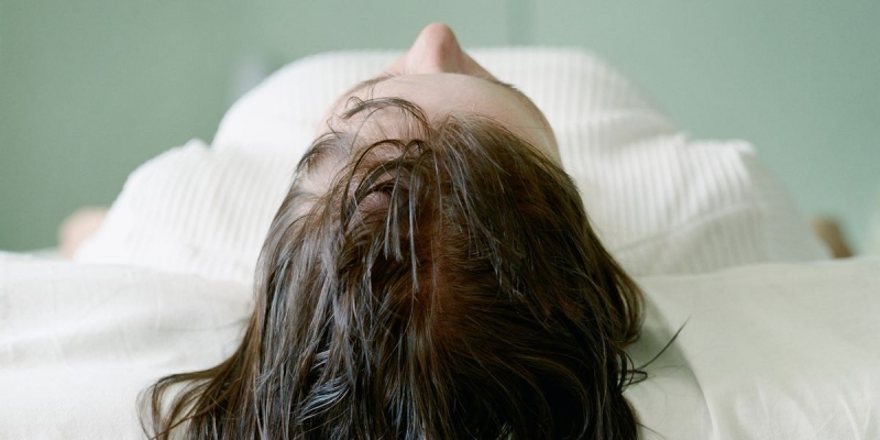 Vi khuẩn sinh sôi cực mạnh khi ngủ với mái tóc ướt.