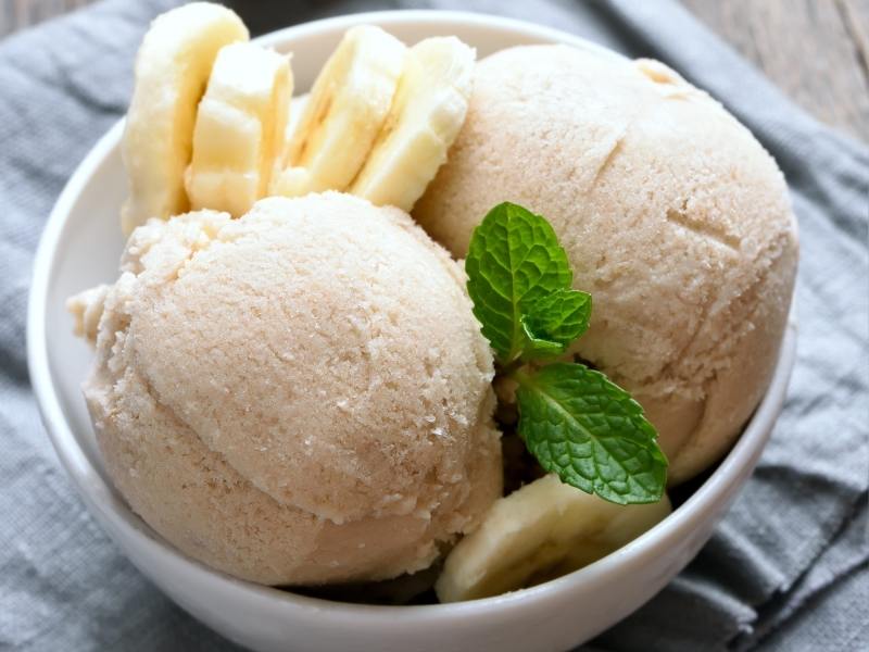 Cách làm kem đơn giản, không cầu kỳ với nguyên liệu là chuối đông lạnh