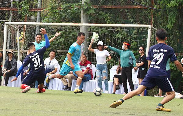 FC Hà Nội 1 dễ dàng đánh bại FC KVV 2 (xanh đậm) - Ảnh: Đức Bình