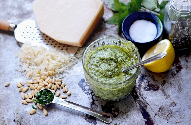 Xốt pesto làm từ lá tía tô đất