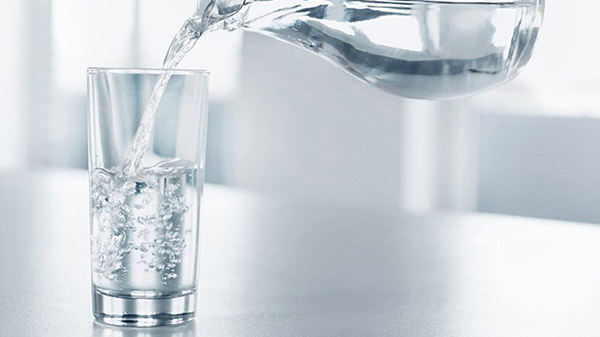Uống nước thường xuyên giúp bổ sung nước cho cơ thể, giảm lượng đường trong máu.