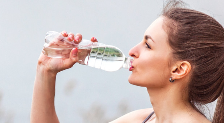 Một trong những cách đơn giản để hạn chế đổ mồ hôi nhiều là uống nhiều nước