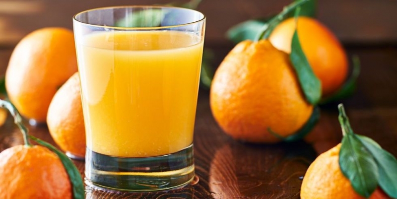 Nước cam ép giúp cải thiện tình trạng thiếu sắt trong cơ thể.