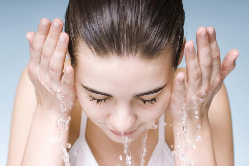 Rửa mặt quá thường xuyên dễ khiến làn da của bạn khô hơn từ đó tăng tiết dầu nhờn