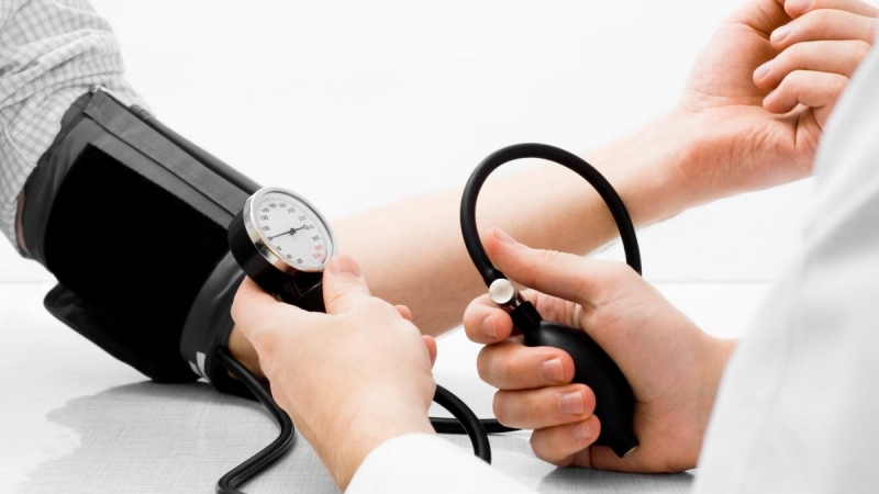 Bệnh nhân sau khi sử dụng thuốc vẫn nên theo dõi thường xuyên huyết áp của mình 