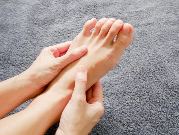  Biến chứng thần kinh ngoại biên là nguyên nhân gây tê chân, châm chích bàn chân