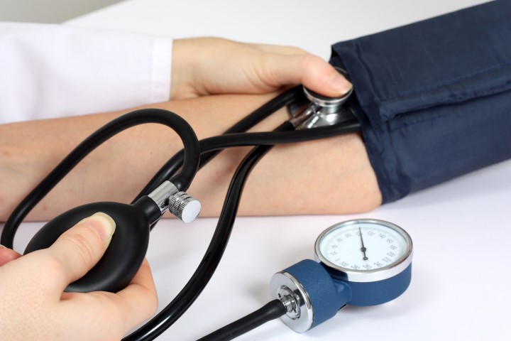 Cần liên hệ y tế ngay nếu huyết áp tăng vọt và nhiều triệu chứng khác.