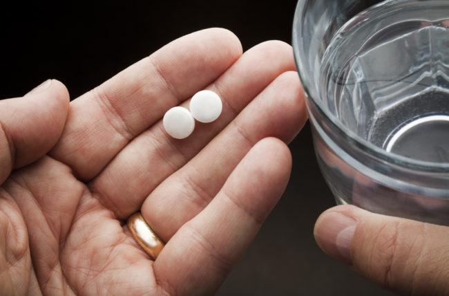 Ngừng uống các loại thuốc làm loãng máu như aspirin trước khi làm thủ thuật