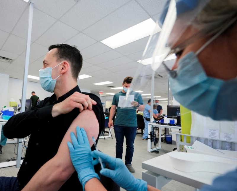 Một người được tiêm vaccine ngừa đậu mùa khỉ tại Montreal, Canada hồi đầu tháng 6 - Ảnh: Reuters