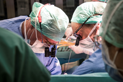 Giáo sư Pierre-Alain Clavien và giáo sư Philipp Dutkowski phẫu thuật cấy ghép lá gan đã được xử lý trong máy truyền dịch - Ảnh: USZ.