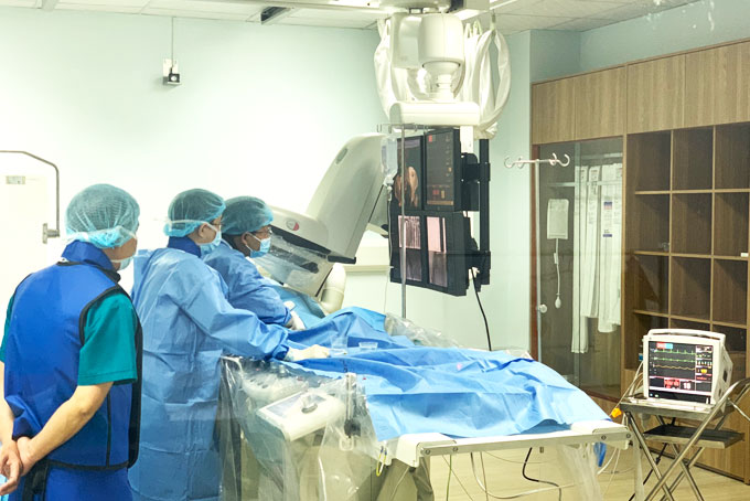 Các bác sỹ Bệnh viện Quân y 87 thực hiện can thiệp mạch cho bệnh nhân - Ảnh: Báo Khánh Hòa