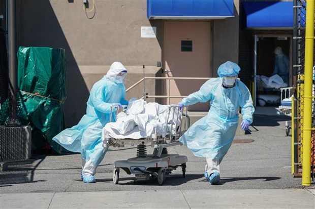 Nhân viên y tế chuyển thi thể bệnh nhân COVID-19 tại New York (Mỹ) - Ảnh: AFP