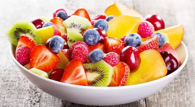 Bạn có thể ăn trái cây tươi trong hoặc sau bữa ăn