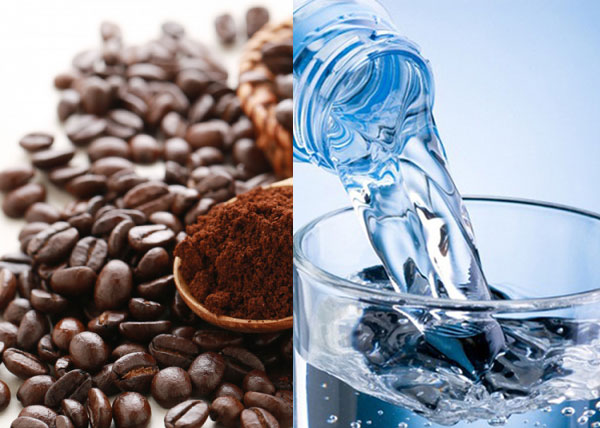 Bã cà phê kết hợp với nước giúp tẩy tế bào chết hiệu quả