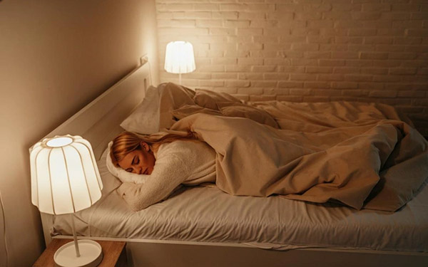 Không tắt đèn khi ngủ không chỉ gây lãng phí mà còn ảnh hưởng đến sức khỏe.